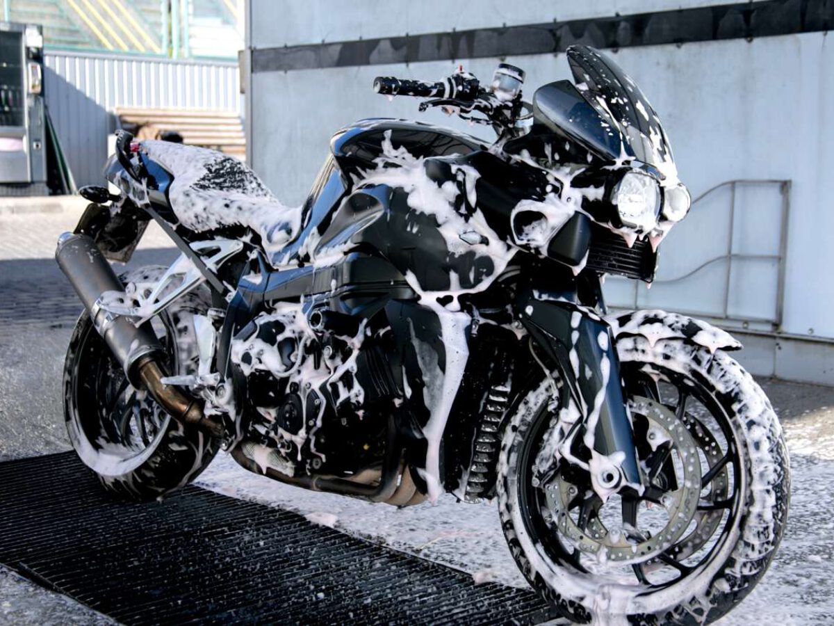 O que é bom para lavar a moto