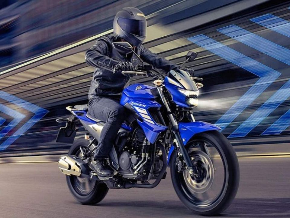 Homem pilotando uma Yamaha Fazer 250 azul